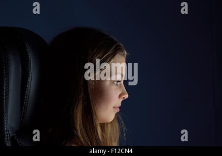 Teenager-Mädchen in der Dunkelheit Stockfoto
