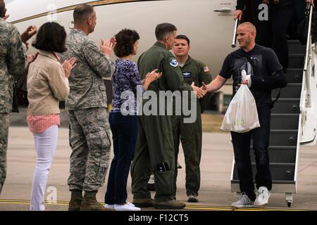 Paris, Frankreich. 24. August 2015. US-Flieger 1. Klasse Spencer Stein wird von Generalleutnant Timothy M. Ray, 3. Air Force Commander und 17. Expeditionary Air Force Commander nach der Ankunft auf der Ramstein Air Base 24. August 2015 in Ramstein, Deutschland begrüßt. Stein zusammen mit Anthony Sadler, Aleksander Skarlatos und Chris Norman schlossen sich zusammen in ein Terror-Anschlag auf die High-Speed-Thalys-Züge von einem Amokläufer zu unterwerfen. Stockfoto