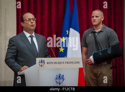 Paris, Frankreich. 24. August 2015. Der französische Präsident Fran Ois spricht Hollande während einer Zeremonie der Ehrenlegion an die vier Männer zu vergeben, die einen terroristischen Anschlag auf einen französischen Zug im Elysée-Palast 24. August 2015 in Paris, Frankreich vereitelt. Die Männer, Anthony Sadler, Aleksander Skarlatos, Spencer Stone und Chris Norman schlossen sich zusammen in ein Terror-Anschlag auf die High-Speed-Thalys-Züge von einem Amokläufer zu unterwerfen. Stockfoto