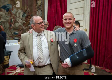 Paris, Frankreich. 24. August 2015. US Air Force Airman 1st Class Spencer Stein, rechts, mit britischen Geschäftsmann Chris Norman, nachdem sie in einer Zeremonie im Elysée-Palast der Ehrenlegion, 24. August 2015 in Paris, Frankreich ausgezeichnet wurden. Stein mit Freunden, Aleksander Skarlatos und Anthony Sadler, stiess Norman ein Terror-Anschlag auf die High-Speed-Thalys-Züge von einem Amokläufer zu unterwerfen. Stockfoto