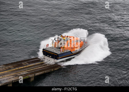 Cornwall, UK. 25. August 2015. Start der Eidechse Rettungsboot am 25.08.2015 bei 18-30 Cornwall England Credit: Kathleen White/Alamy Live-Nachrichten Stockfoto