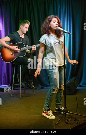 Bala Cynwyd, Pennsylvania, USA. 25. August 2015. Kanadische Sängerin, ALESSIA CARA vorbeigekommen, Q102 Fm in Bala Cynwyd, ihr hit single'Here durchzuführen "live vor Publikum im Teatro Q102 Performance Kredit: Ricky Fitchett/ZUMA Draht/Alamy Live News Stockfoto