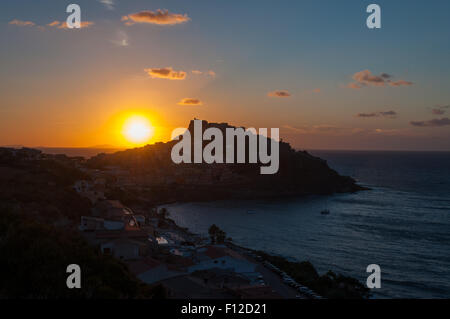 eine Ansicht von Castelsardo, Sardinien, mit dem Licht des Sonnenuntergangs Stockfoto