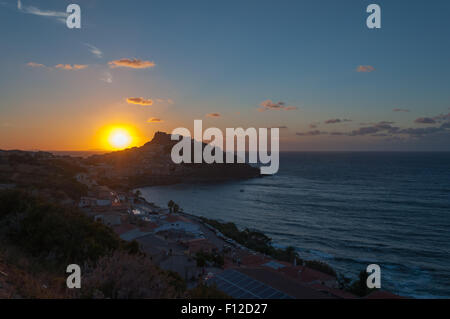 eine Ansicht von Castelsardo, Sardinien, mit dem Licht des Sonnenuntergangs Stockfoto