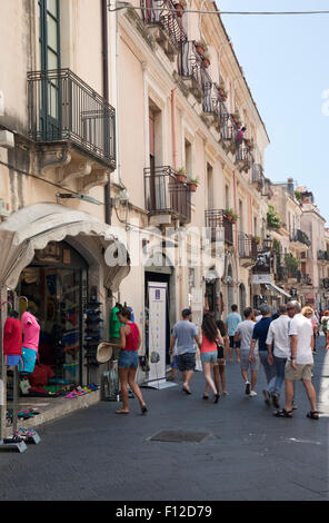 Touristen in Corso Umberto die Hauptstraße in der Altstadt Taormina, Sizilien, Italien Stockfoto