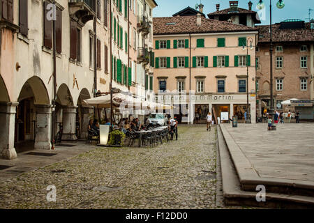 Udine, Italien - 12. August 2014: Menschen verbringen einige Zeit in den zahlreichen Bars und Geschäften auf der Piazza Matteotti, dem zentralen Platz von der Stockfoto