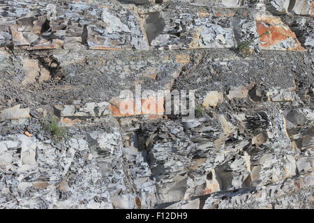 Coastal steilen Berghang mit sichtbaren Gesteinsschichten Stockfoto