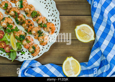 Riesengarnelen am Spieß mit Zitrone garniert Stockfoto