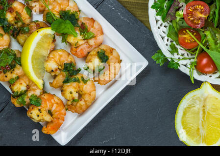 Riesengarnelen am Spieß mit Zitrone garniert Stockfoto