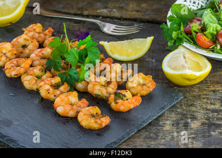 Riesengarnelen am Spieß mit Zitrone garniert Stockfoto