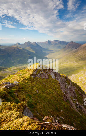 Schaut die Wildnis des Gleann Na Muice im Fisherfield Wald von Beinn Tarsuinn. Stockfoto