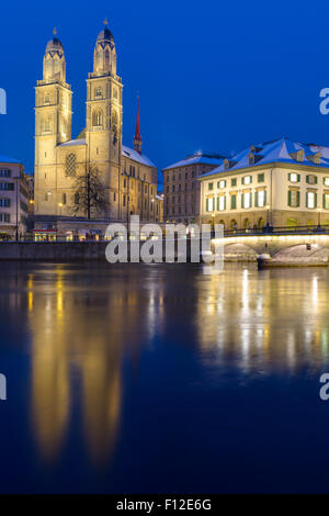 Das Münster in Zürich bei Nacht beleuchtet Stockfoto