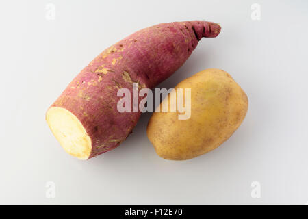 Süß und braune Kartoffeln auf weißem Hintergrund. Stockfoto