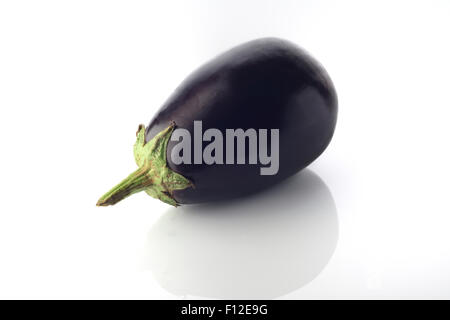 Lila Auberginen auf weißem Hintergrund im Studio gedreht Stockfoto