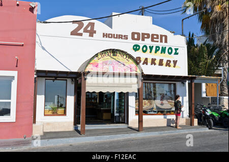 Eine Bäckerei in Fira, Santorini, Griechenland. Stockfoto