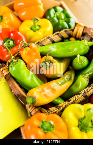 Auswahl an frischen Bio Paprika auf dem Tisch. Stockfoto