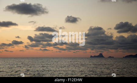 Es Vedrá und Es Vedranell Inseln bei Sonnenuntergang neben der Küste Ibizas von Mentera (Pityusische Inseln, Balearen, Mittelmeer, Spanien) Stockfoto