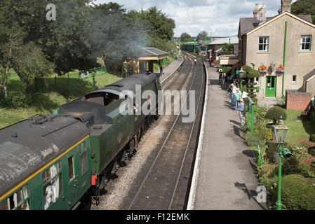 Die Brunnenkresse-Linie am Ropley Bahnhof Hampshire England UK Dampflok Annäherung an die Plattform Stockfoto