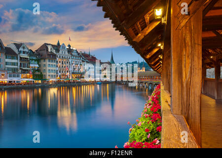 Luzern. Bild von Luzern während der blauen Dämmerstunde. Stockfoto