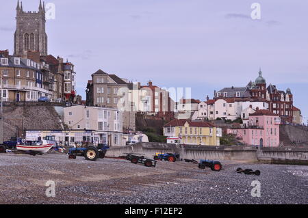 Krabbe Boot Zugmaschinen und Anhängern am Strand von Cromer, während die Boote auf dem Meer sind. Stockfoto