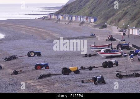Krabbe Boot Zugmaschinen und Anhängern am Strand von Cromer, während die Boote auf dem Meer sind. Stockfoto