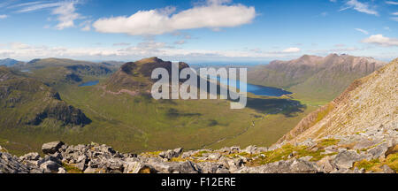 Ein Panorama von Beinn Dearg Mor, Loch na Sealga und an Teallach vom Beinn A' Chlaidheimh.die Wildnis des Fisherfield Forest Stockfoto