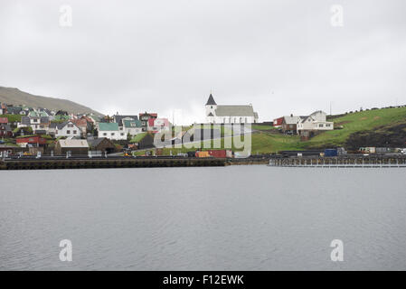 Das Dorf Eidi auf den Färöer Inseln mit Kirche und Hafen Stockfoto