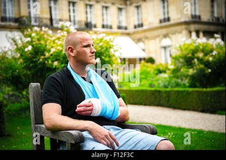 Paris, Frankreich. 24. August 2015. US-Flieger Spencer Stone sitzt im Garten der Residenz Botschafter 23. August 2015 in Paris, Frankreich. Stein zusammen mit Freunden Anthony Sadler, Aleksander Skarlatos und britischer Geschäftsmann Chris Norman vereitelt einen terroristischen Anschlag auf einen französischen Zug. Stockfoto