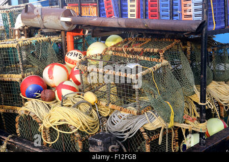 Hummer und Krabben Töpfe verladen Fischerboot in Kalk Bay in Kapstadt, Südafrika Stockfoto