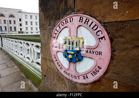 Salford Pfälzer Brücke und Stadtwappen Manchester uk Stockfoto