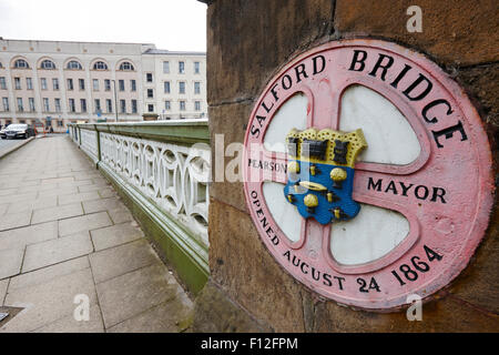 Salford Pfälzer Brücke und Stadtwappen Manchester uk Stockfoto