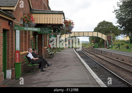 Die Brunnenkresse-Linie bei Ropley Hampshire England UK Mitte Hants Bahnpersonal warten auf den nächsten Zug Stockfoto