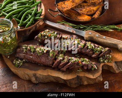 Onglet Rindfleisch mit Chimichurri-sauce Stockfoto