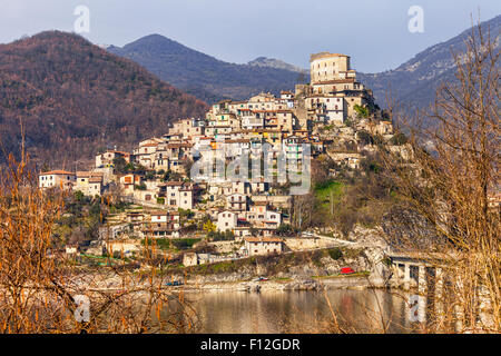 Mittelalterliches Dorf Castel di Tora in der Provinz Rieti, Italien Stockfoto