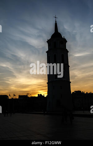 Silhouette Vorderansicht des Vilnius Square mit Neo Klassik Vilnius Kathedrale Glockenturm auf Sonnenauf- oder Sonnenuntergang Hintergrund. Stockfoto