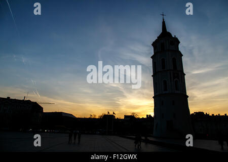 Silhouette Vorderansicht des Vilnius Square mit Neo Klassik Vilnius Kathedrale Glockenturm auf Sonnenauf- oder Sonnenuntergang Hintergrund. Stockfoto