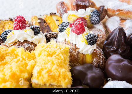 In der abgebildeten typisch italienischem Gebäck mit Sahne, Choccolate, Himbeer und Blackberry mit verschiedenen Formen. Stockfoto