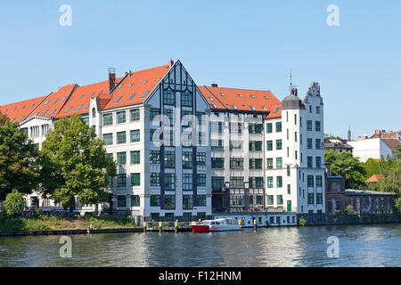 Gebäude am Ufer der Spree gegenüber der East Side Gallery, Berlin, Deutschland Stockfoto