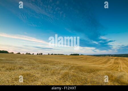 Schönsten und spektakulärsten Sonnenuntergang Himmel über ruhige Landschaft. Polnischen Kulturlandschaft Stockfoto