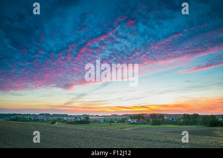 Schönsten und spektakulärsten Sonnenuntergang Himmel über ruhige Landschaft. Polnischen Kulturlandschaft Stockfoto