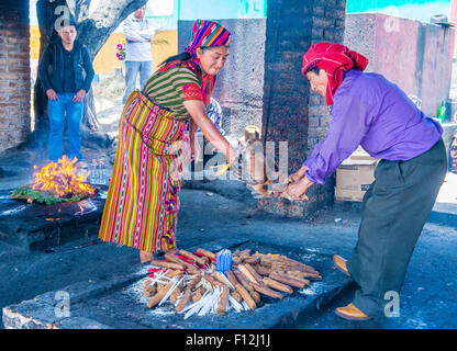 Guatemaltekische Personen nehmen Teil in einer traditionellen Maya-Zeremonie in Chichicastenango, Guatemala Stockfoto