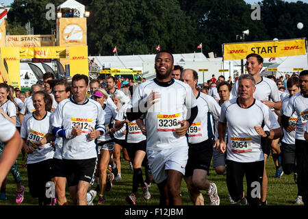 Kopenhagen, Dänemark, 25. August 2015. Das Start-Signal hat bei DHL Relais Rallye in Ciopenhagen Klang und Läufer beginnt ihre 5 km-Stufe, bevor sie den Staffelstab an den nächsten Läufer im Team von 5 liefern. Bildnachweis: OJPHOTOS/Alamy Live-Nachrichten Stockfoto