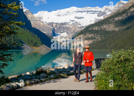 RCMP Offizier am Lake Louise, Banff Nationalpark, Alberta, Kanada Stockfoto