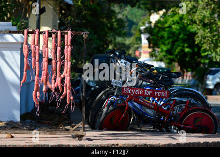 Wurst und Fahrräder in Luang Prabang Stockfoto