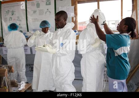 Medizinisches Personal Kleider in Schutzkleidung vor der Überschrift in die rote Zone von einem Ebola-Behandlungseinheit 27. Januar 2015 in Sinje, Grand Cape Mount, Liberia. Stockfoto