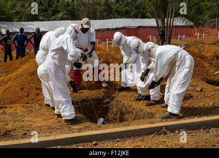 Liberianischen Freiwilligen Bestattung Teams Gräber zu graben und Opfer des Ebola-Ausbruch in Disco Hill Cemetery 26. Januar 2015 in Morgibi County, Liberia begraben. Stockfoto