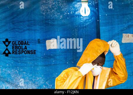 Healthcare Arbeiter Kleider in Schutzkleidung vor der Überschrift in die rote Zone von einem Ebola-Behandlungseinheit 12. Dezember 2014 in Freetown, Sierra Leone. Stockfoto