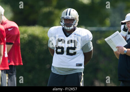 New Orleans, Louisiana, USA. 25. August 2015. New Orleans Saints Cyril Lemon (62) zu schützen, während die New Orleans Saints-Trainingslager in der New Orleans Saints Schulungseinrichtung in New Orleans, Louisiana Stephen Lew/CSM/Alamy Live-Nachrichten Stockfoto