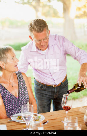 Besucher genießen Sie Wein und Essen abends die Mitglieder in Roblar Winery, Santa Ynez Valley, Kalifornien Stockfoto