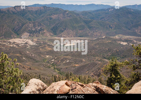 Blick auf den Pazifischen Ozean von PIne Mountain Summit von Los Padres National Forest Stockfoto